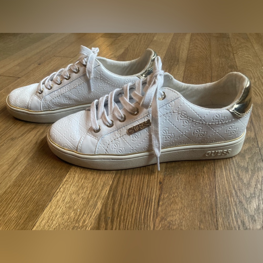 Guess Sneakers Women’s 7 White & Gold